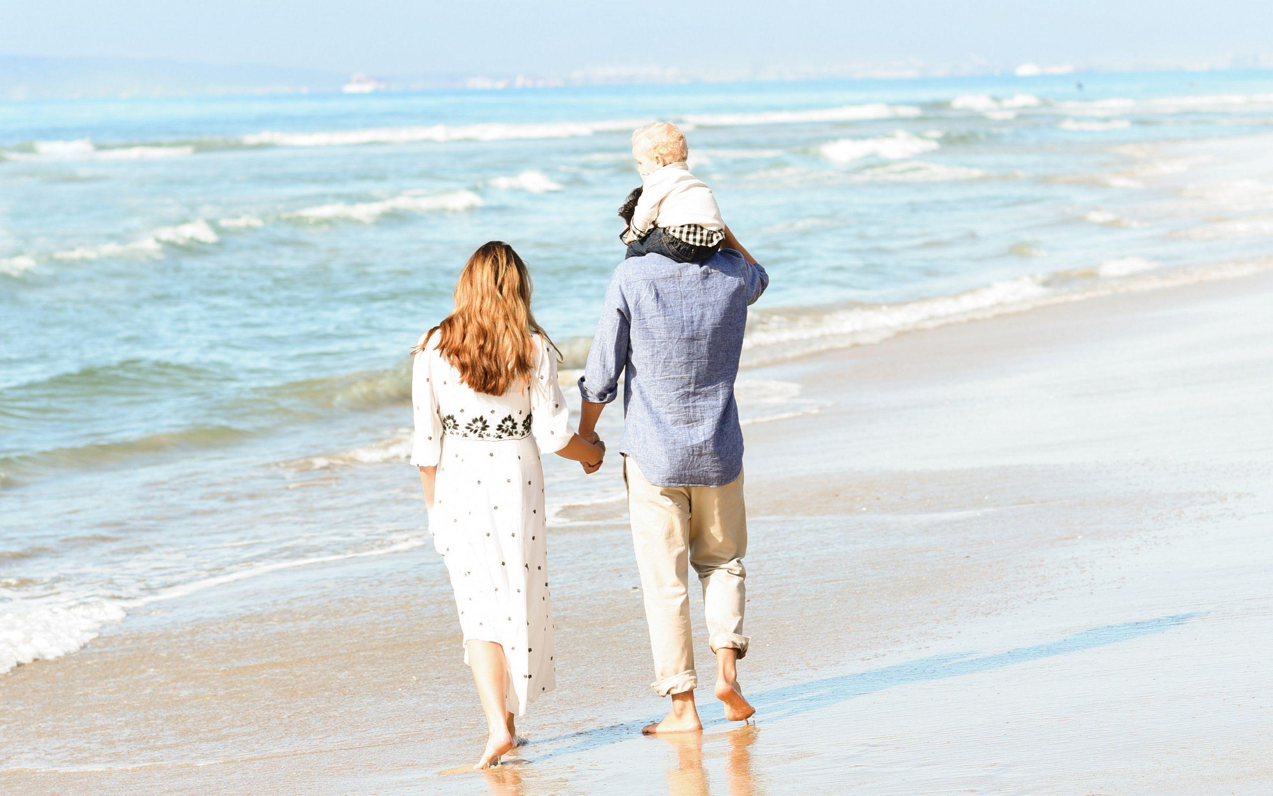 2560x1600 family, beach, sea, walk widescreen .