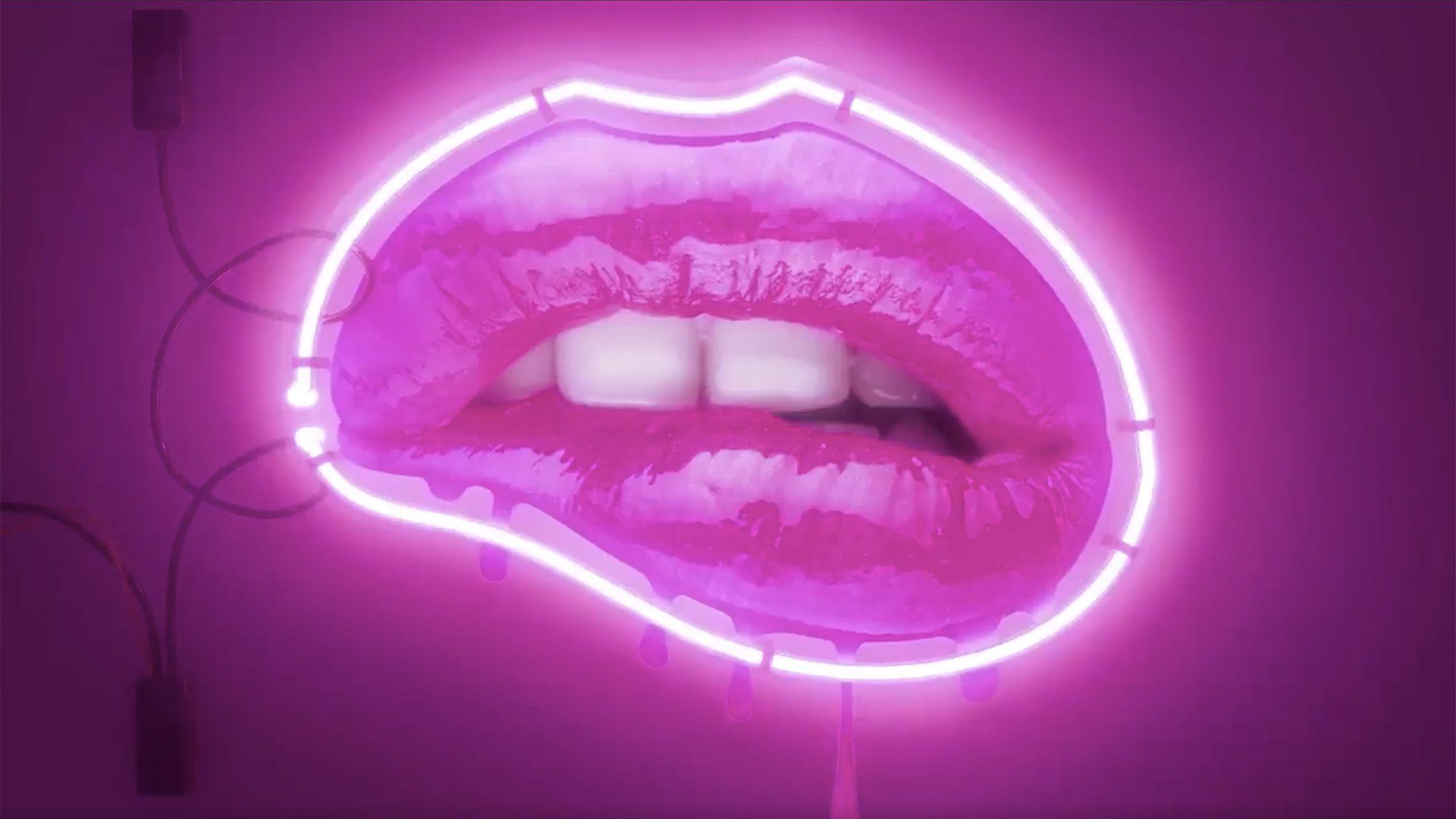 2560x1440 Kylie Jenner Faces a Lipsmacker of a .