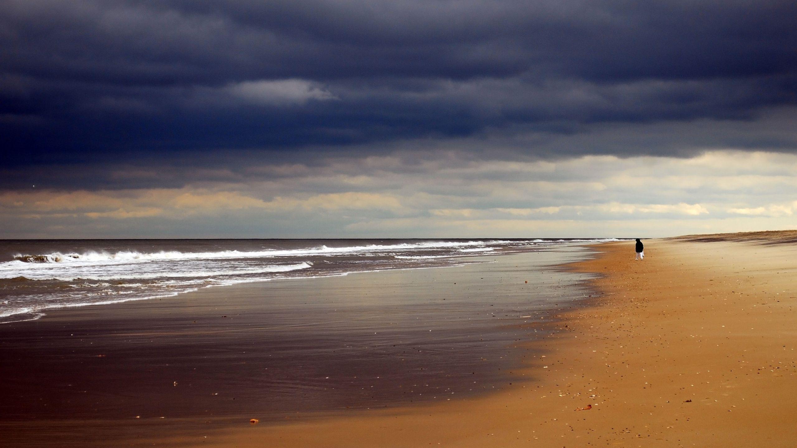 2560x1440 Black Sky Beach MacBook Air Wallpaper .