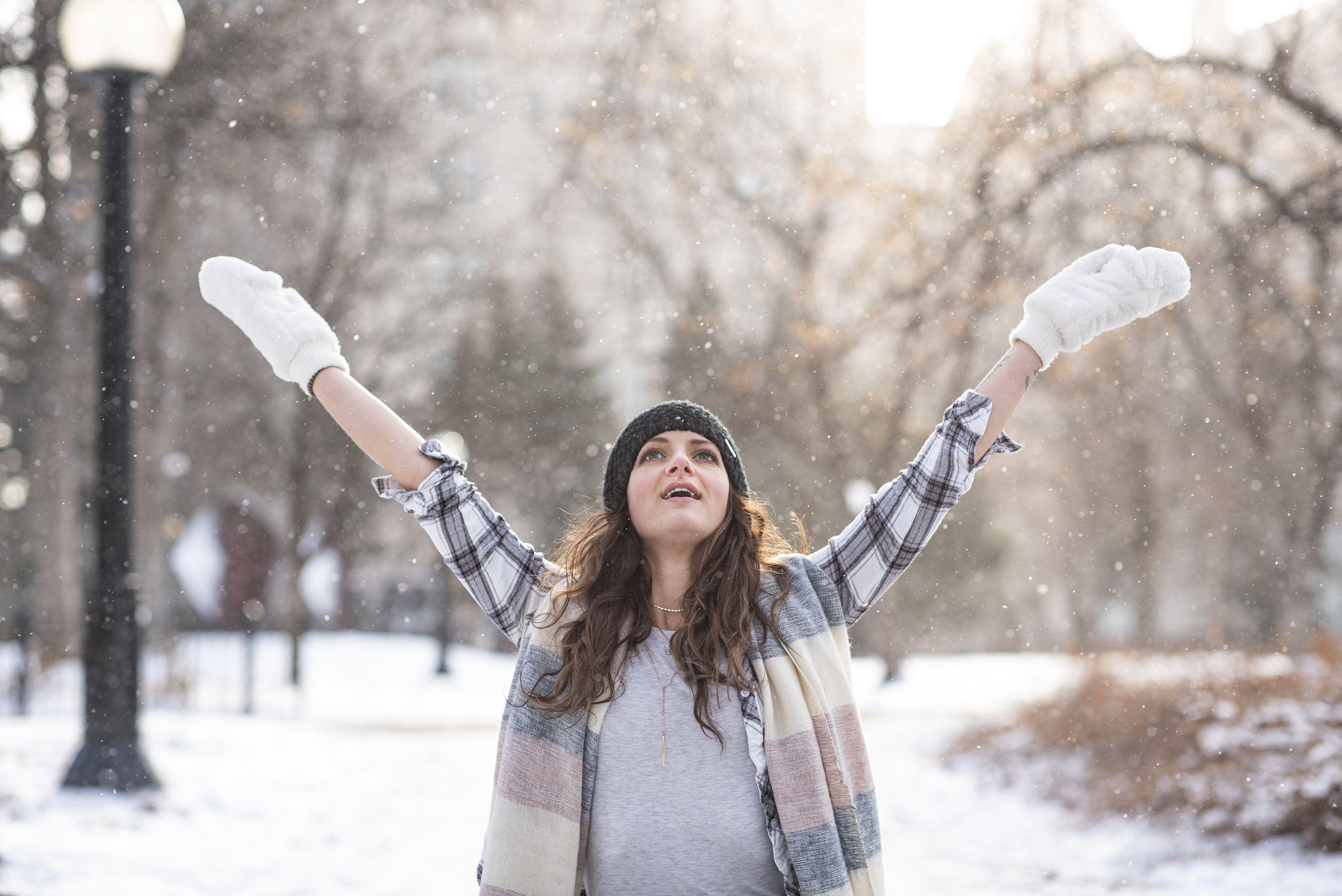 3745x2500 Wallpaper Brown haired Mittens blurred .