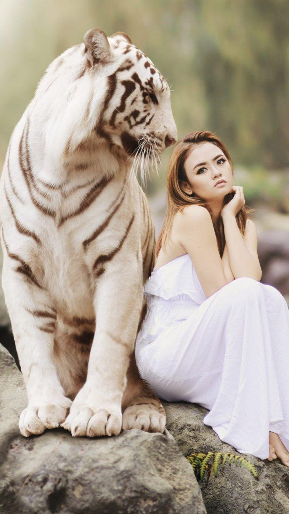 950x1689 Asian Model With White Tiger Photohoot .