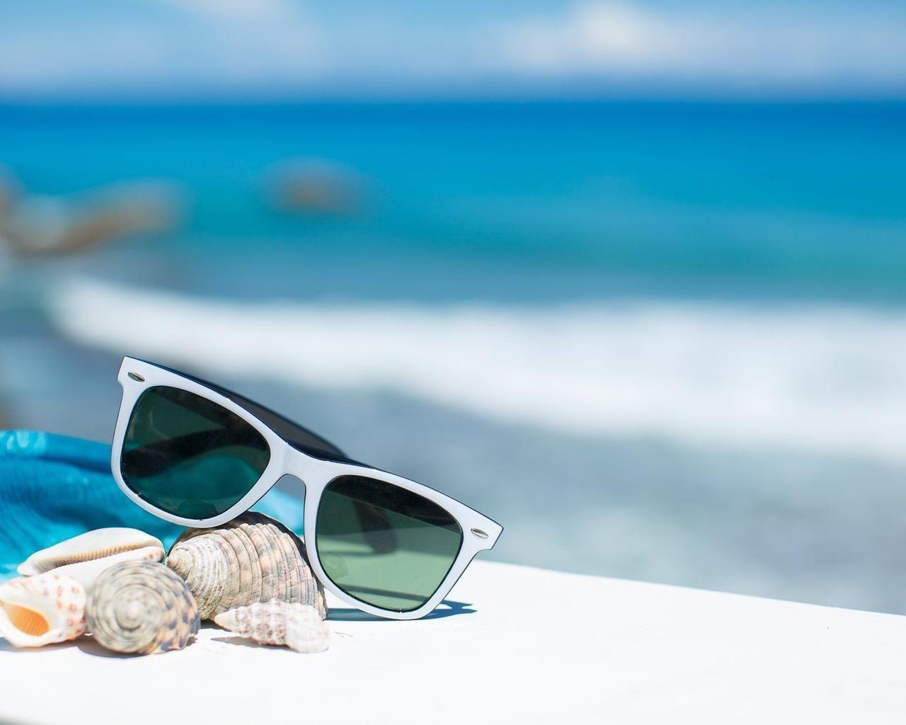 1280x1024 shells -Wonderful blurry ocean .
