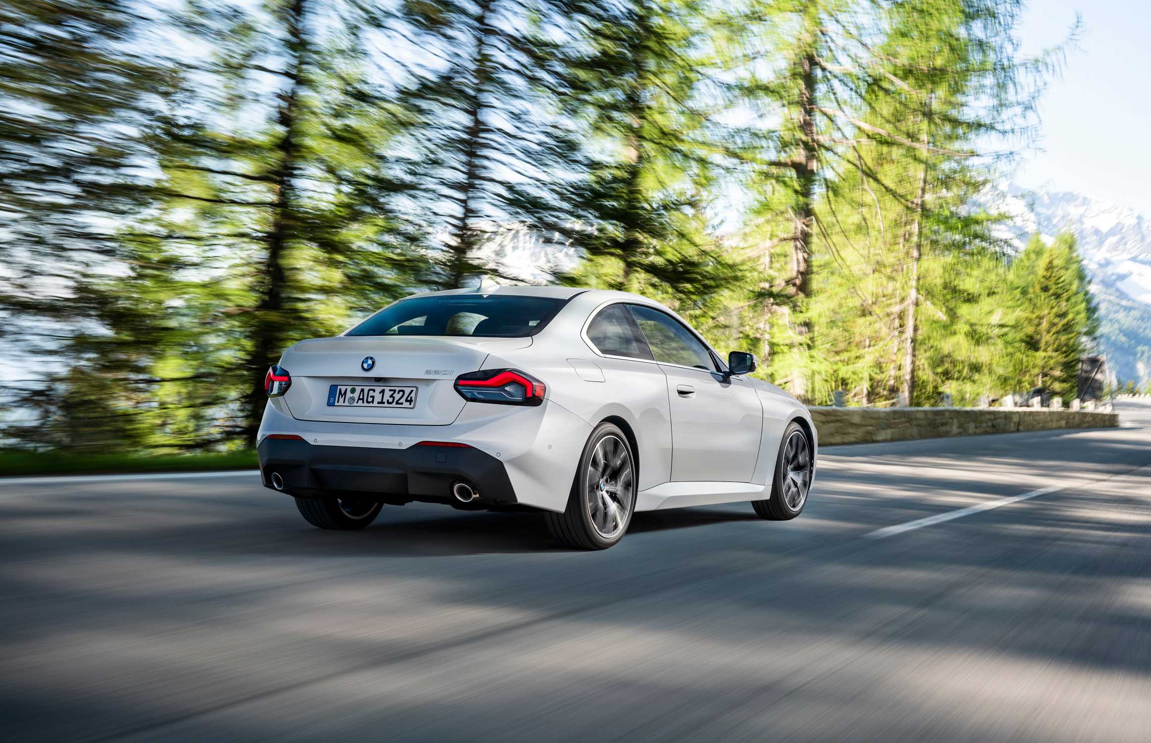 2324x1500 The All New BMW 220i Coupé, Mineral White Metallic, 19 Wheel Styling 783 Bicolor (07 2021)