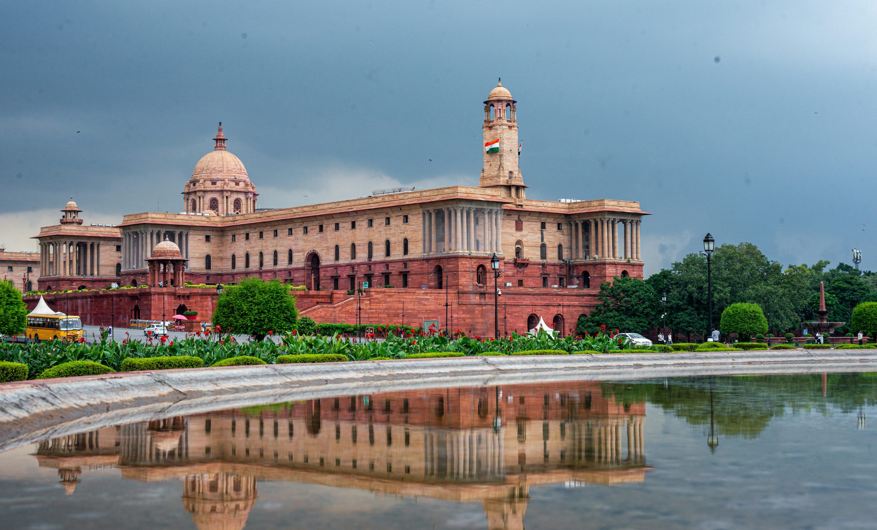 3000x1812 Rashtrapati bhavan building reflected in water pool