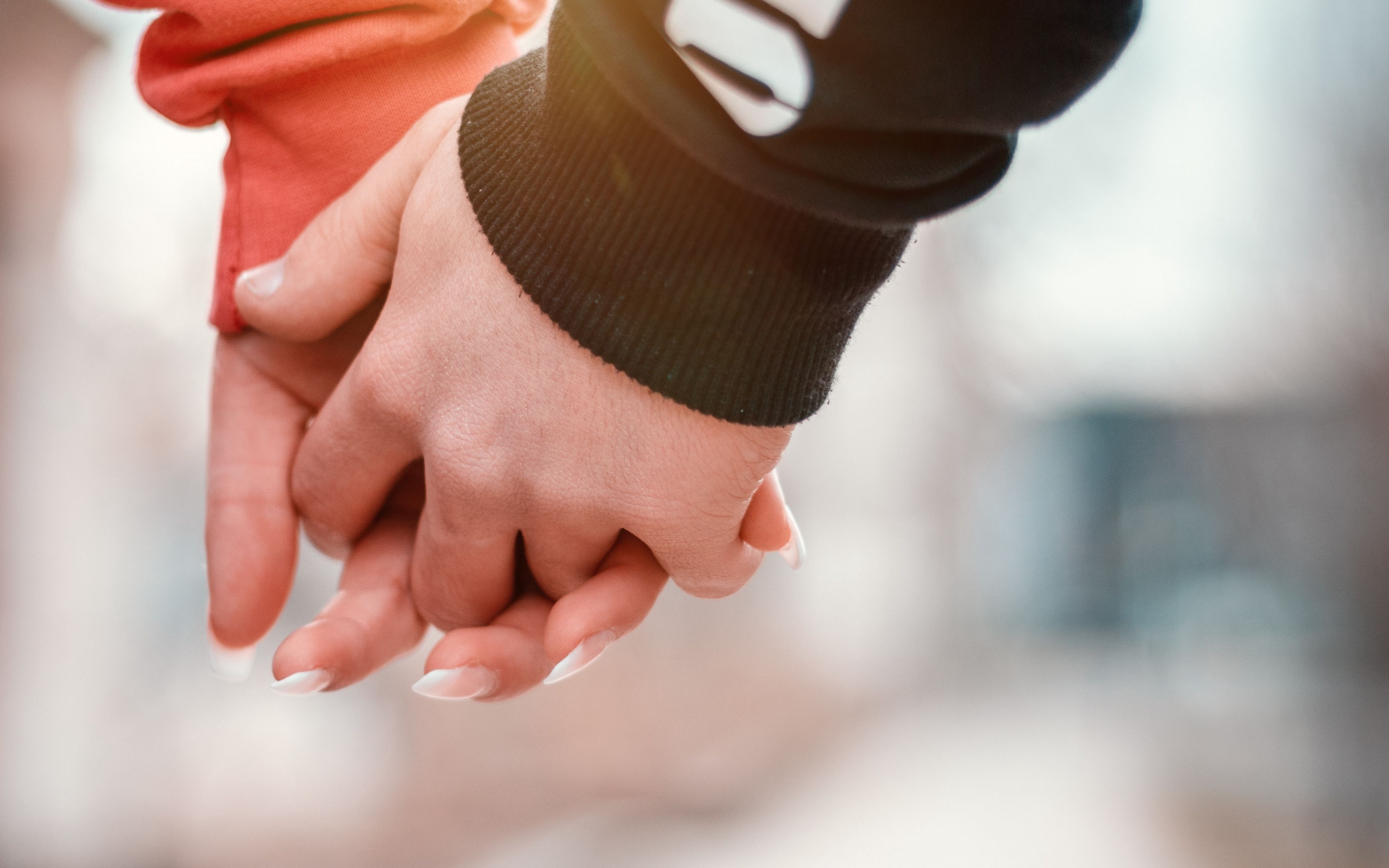 3840x2400 Couples Hands Wallpaper
