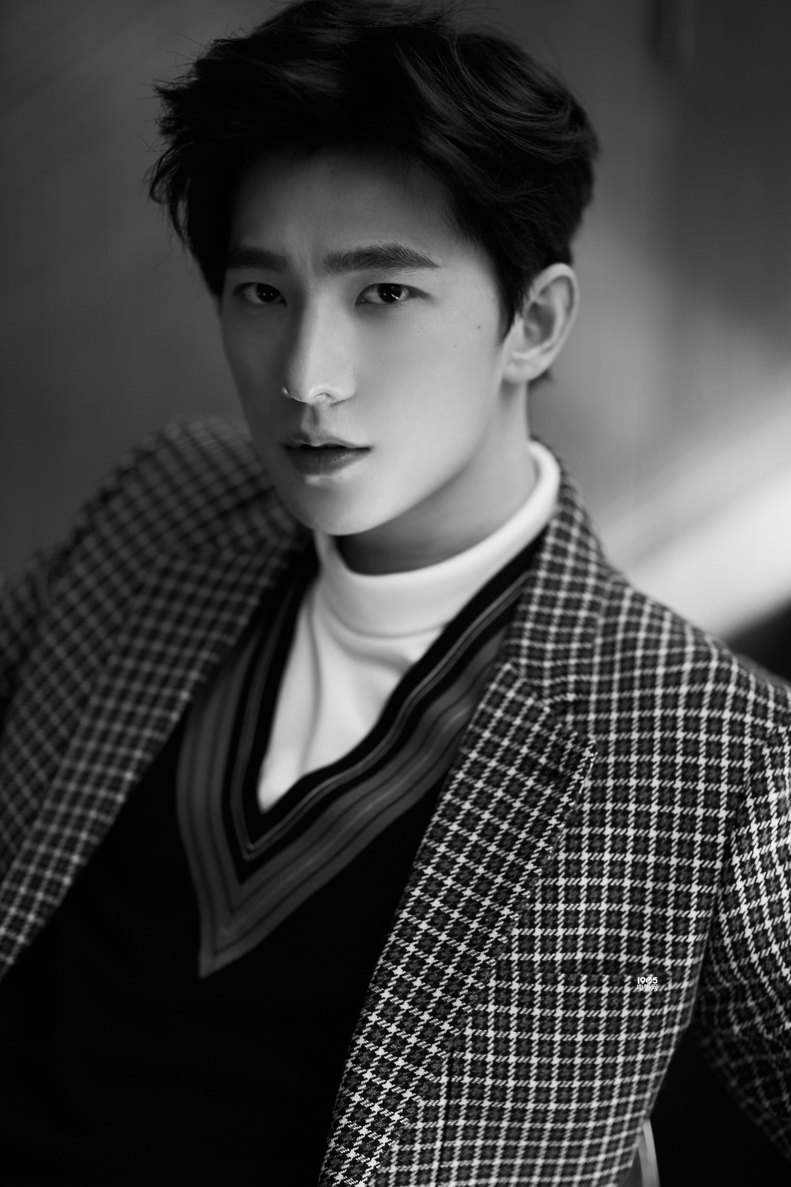 2736x4104 Chinese Male Actor Wallpaper