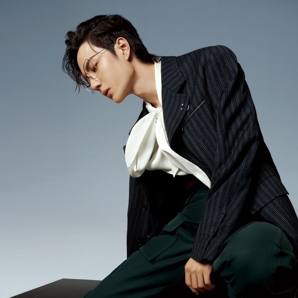 1024x1024 Chinese actor Wang Yibo on a blue background Desktop wallpaper 1024x1024