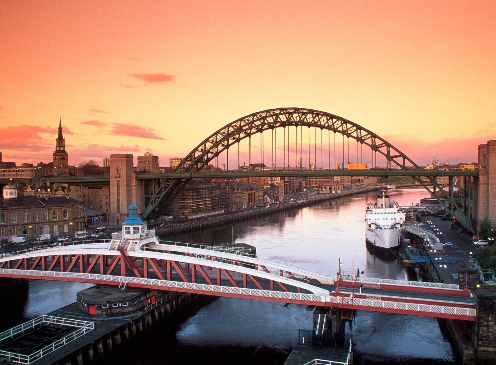 1597x1176 Free Tyne Bridge 4K Wallpaper & Desktop HD Background for PC