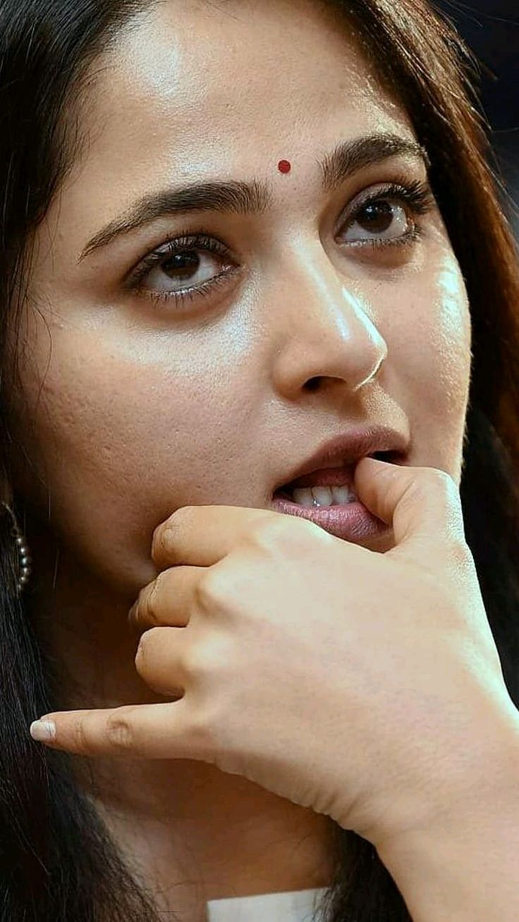 736x1308 Anushka Shetty
