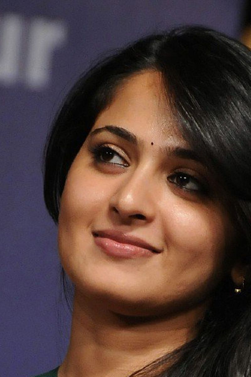 800x1200 Anushka Shetty Cute Smiley Face Stills Gallery