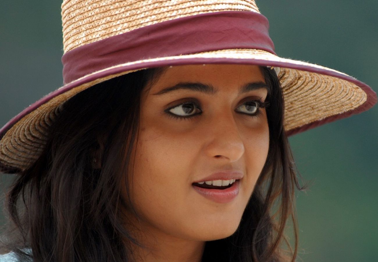 1300x900 Anushka Shetty Cute Smiling Close Up Stills