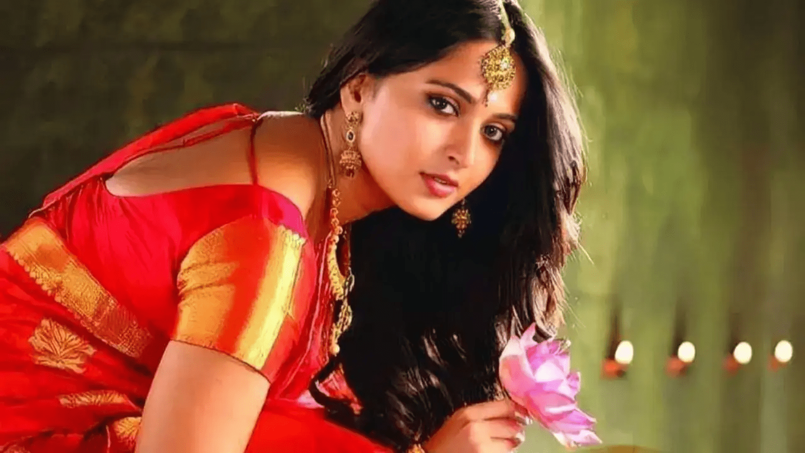 1600x900 Baahubali Actress Anushka Shetty's Traditional Flair Radiates Royal Charm