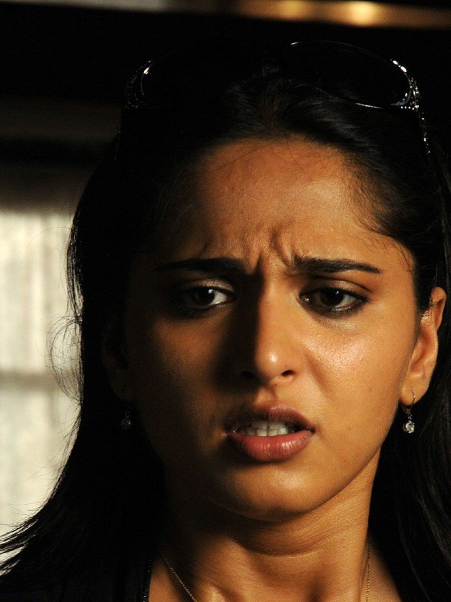 900x1200 Actress Anushka Shetty Hot Face Expressions HD