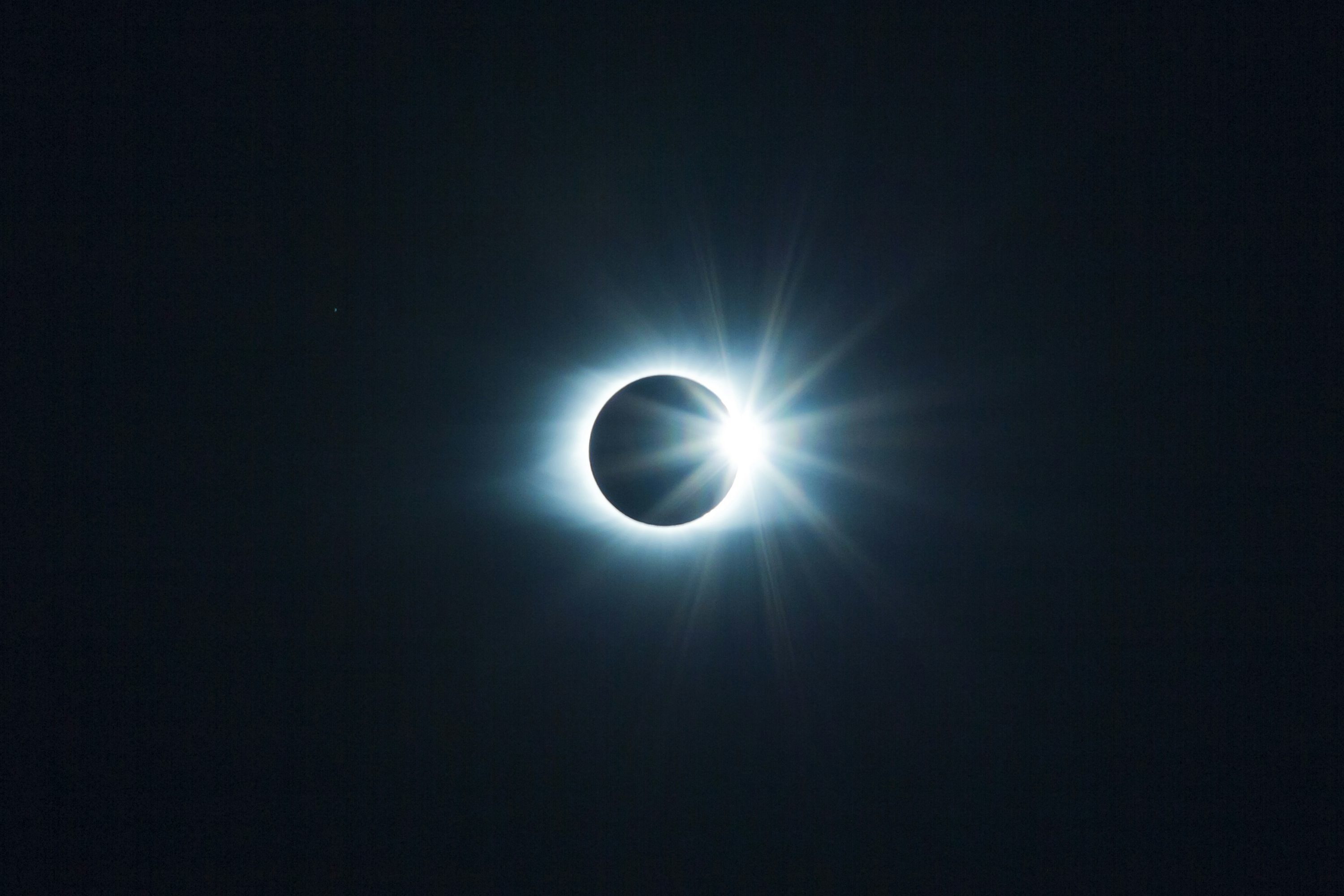 3000x2000 Solar eclipse with diamond ring effect