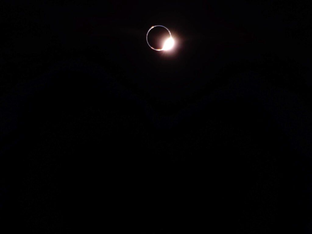 1024x768 Lunar lander snaps mesmerizing views of a solar eclipse