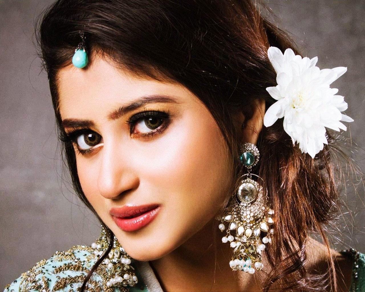 Sajal Aly Wallpapers - Top Free Sajal Aly Backgrounds - WallpaperAccess