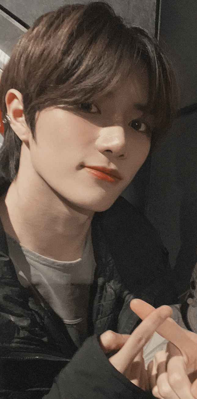 645x1300 soogyu matching lockscreens! please like or reblog