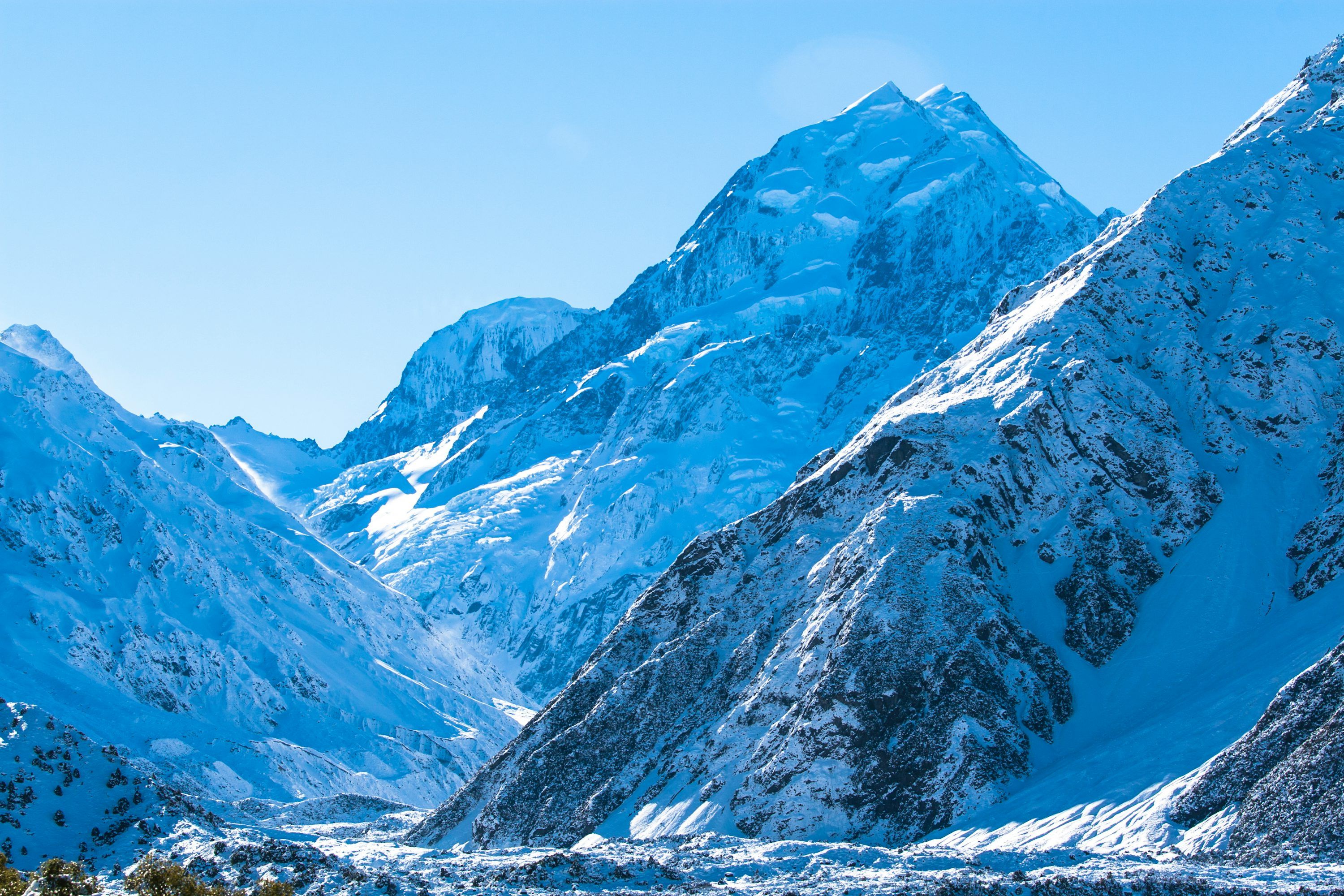 3000x2000 Snowy mountain peak