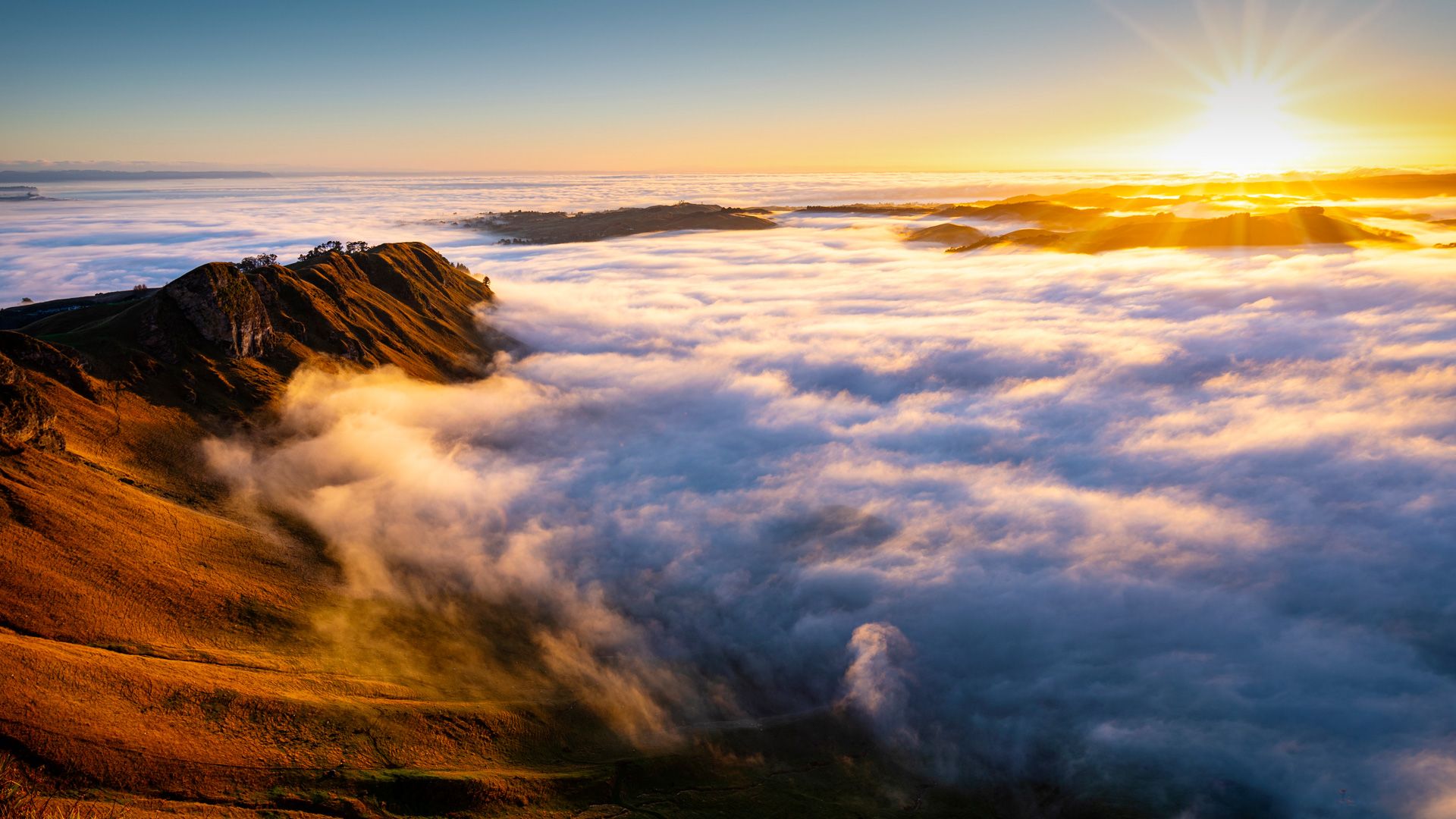 1920x1080 Sunrise and morning fog, Te Mata Peak, Hawke's Bay, New Zealand. Windows Spotlight Image