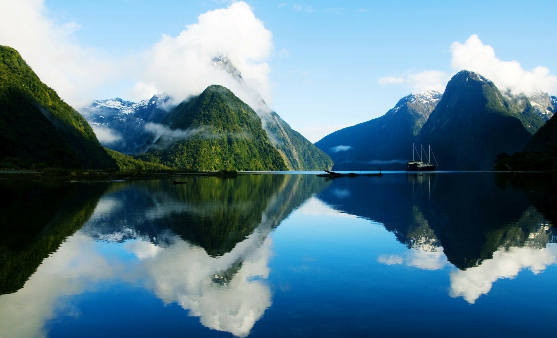 1920x1166 Mitre Peak Reflections: Milford Sound's Majestic Fjord in New Zealand HD Wallpaperx1700
