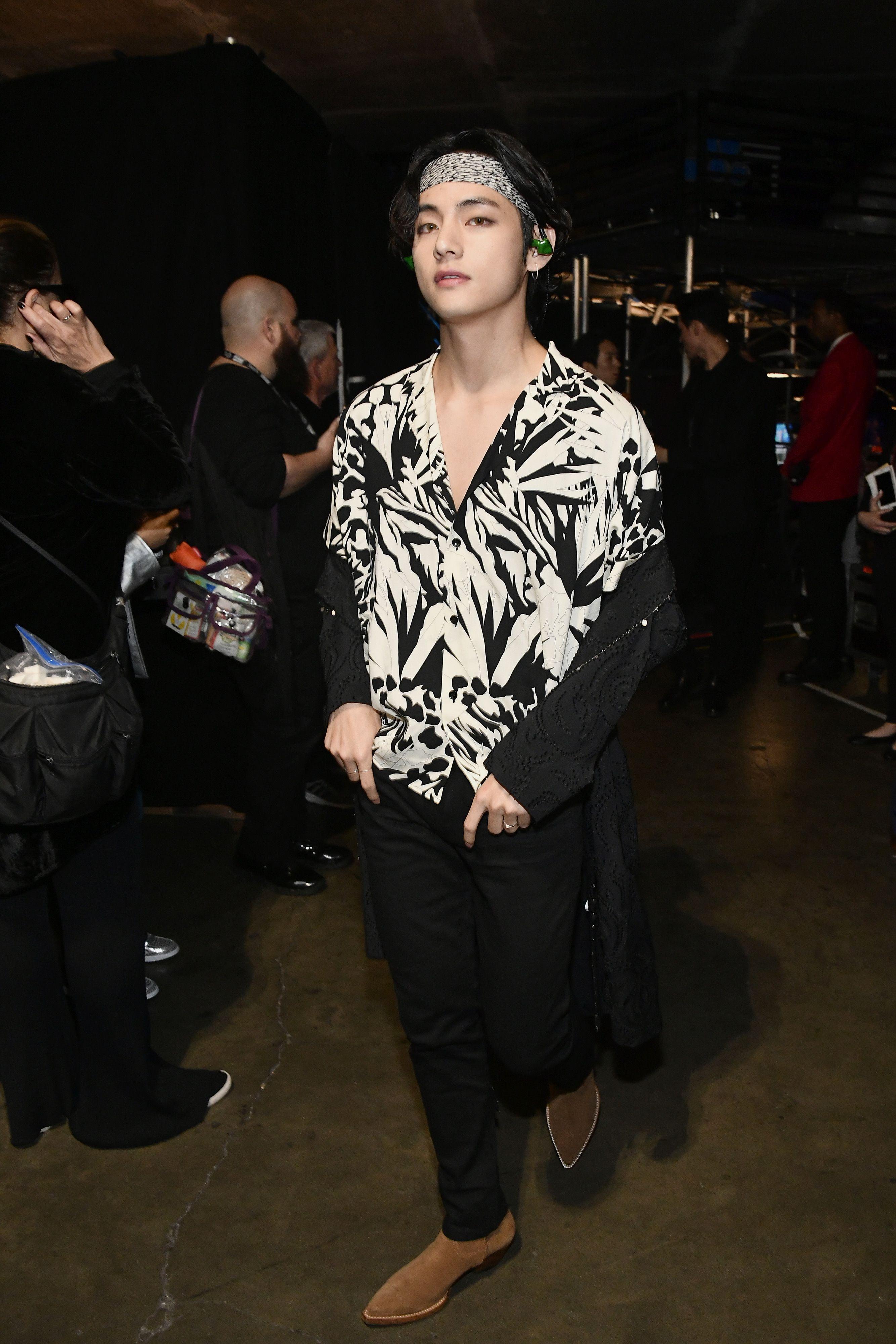 2667x4000 BTS' V Sings 'Sweet Night' for Korean .