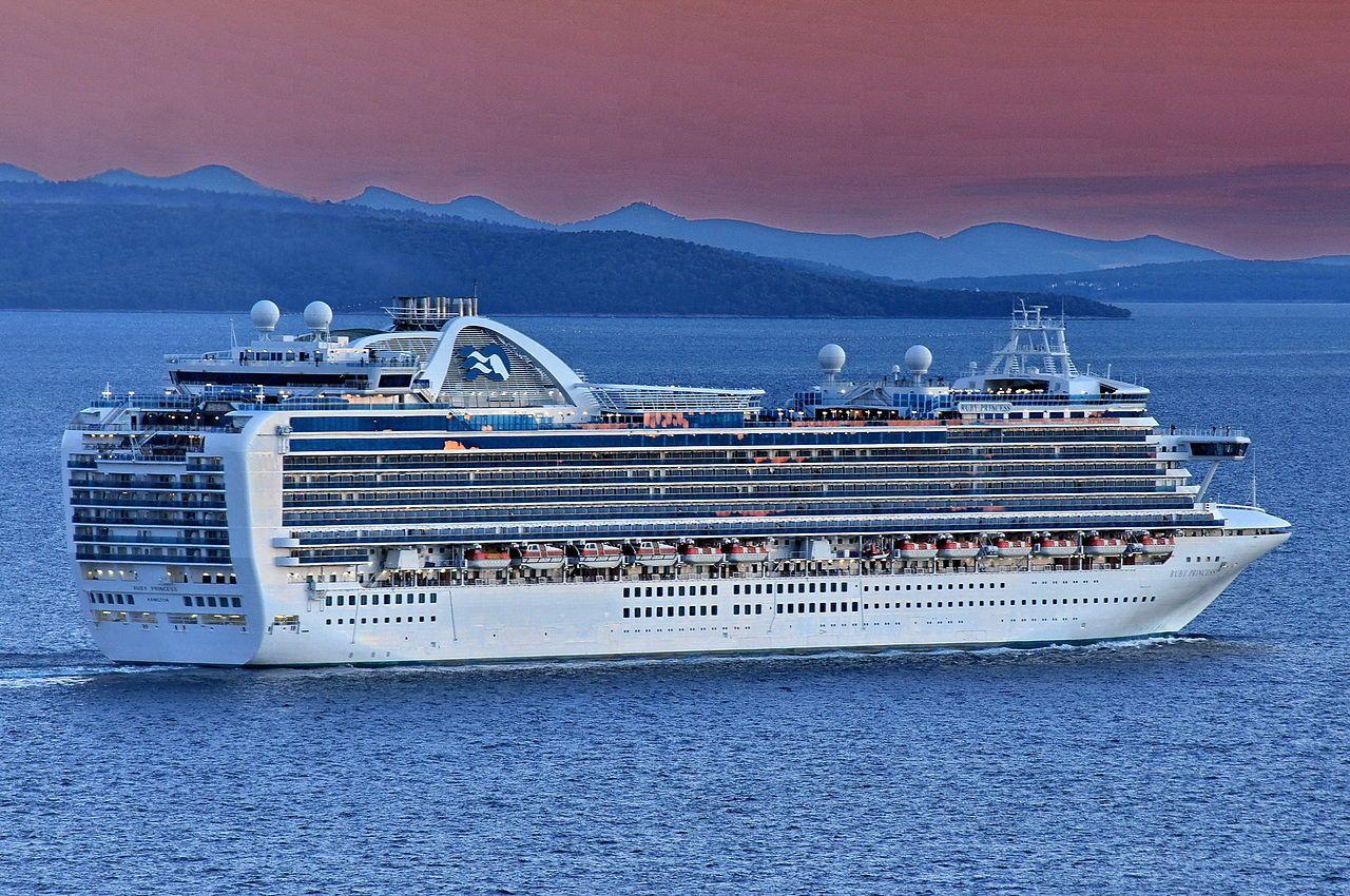 1280x850 plane and cruise ship passengers