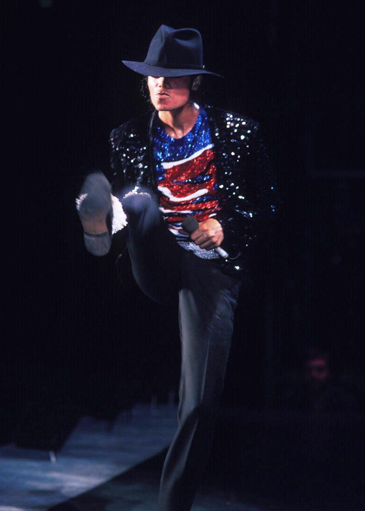 Michael jackson's billie jean. Michael Jackson 1984. Michael Jackson Victory Tour 1984. Michael Jackson Billie Jean 1984.