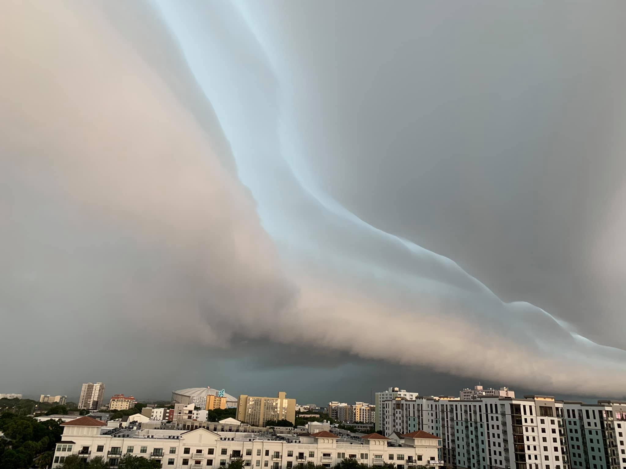 2048x1536 Shelf cloud approaching St. Petersburg .