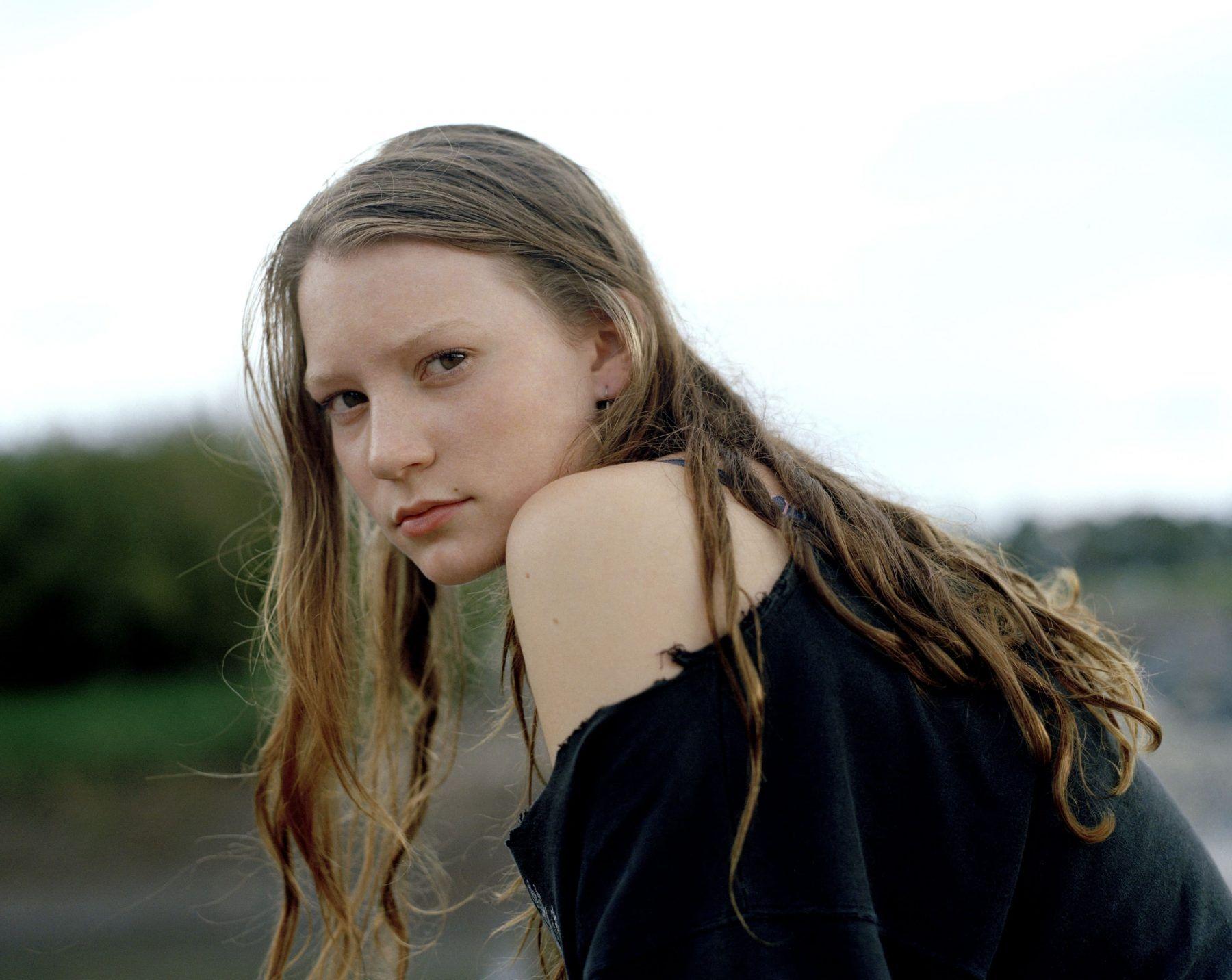 1800x1432 Mia Wasikowska HD Wallpaper .