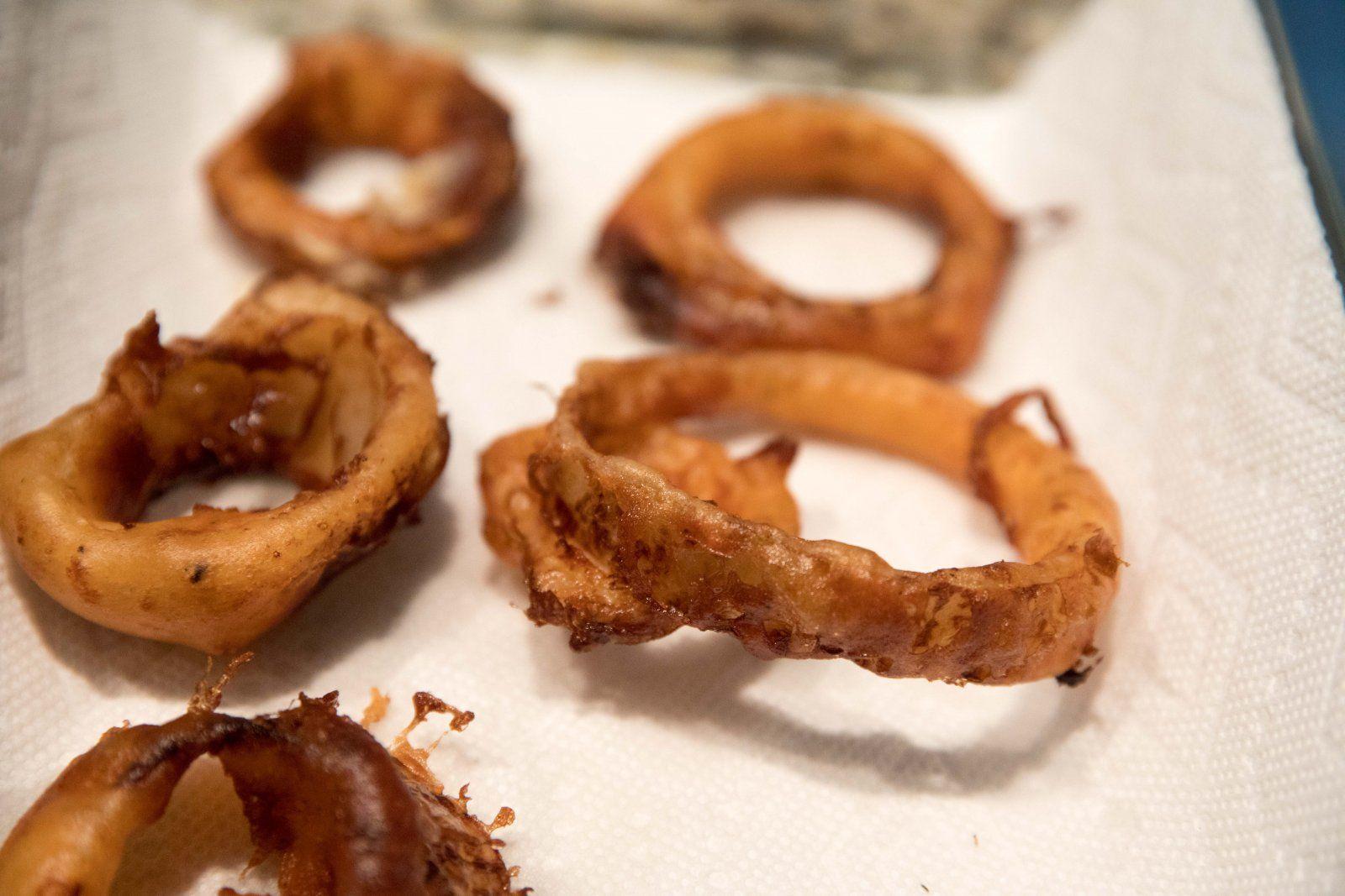 1600x1067 Amber Ale Onion Rings with Sweet Chili .