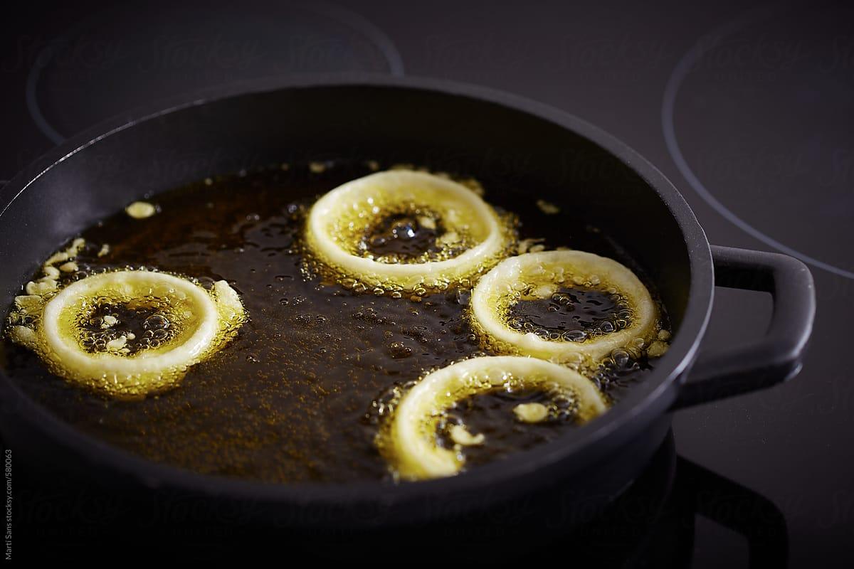 1200x800 Preparing fried onion rings by Martí .