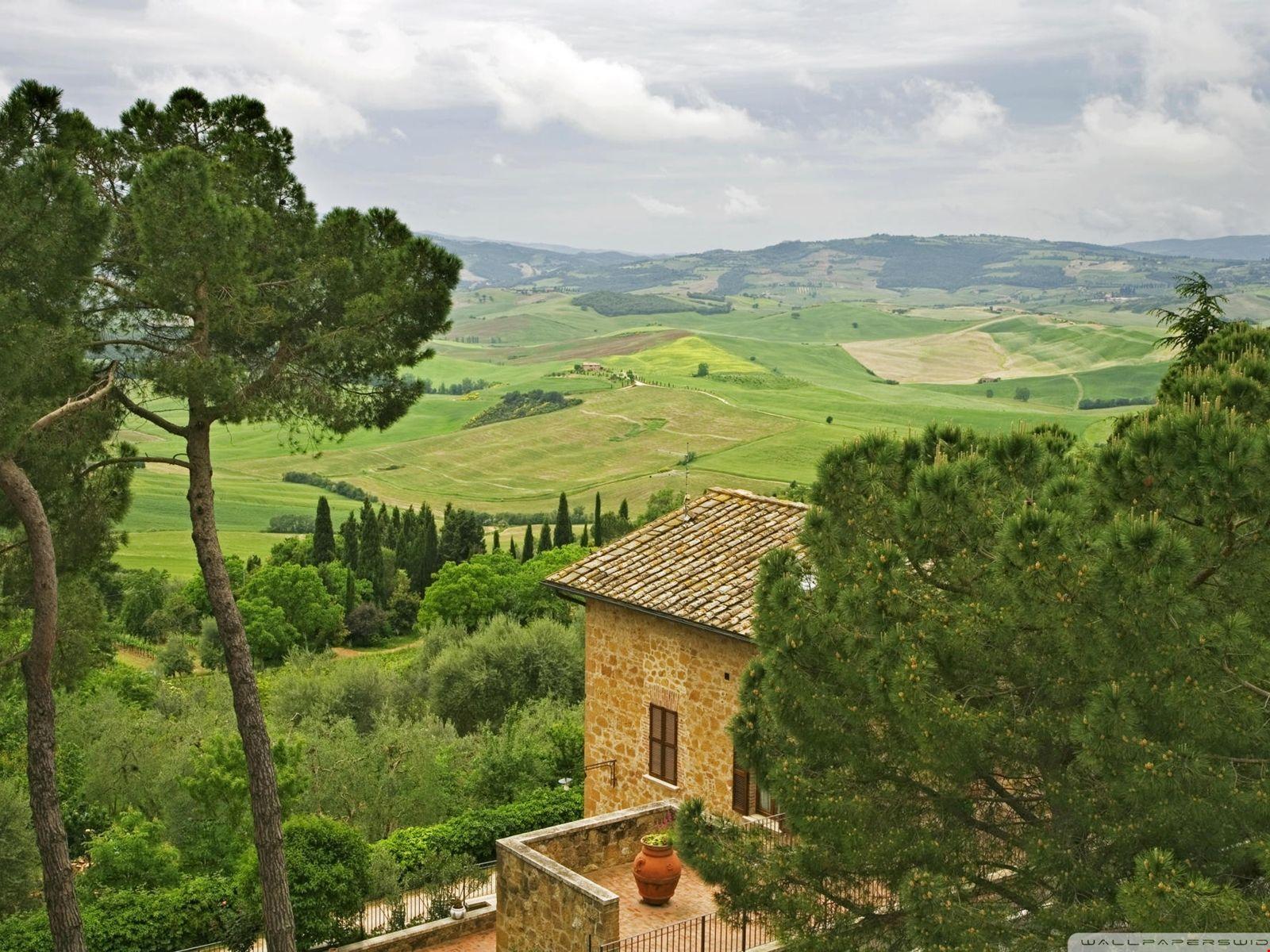 1600x1200 2k Beautiful View From The Town Of Pienza In Tuscany Italy