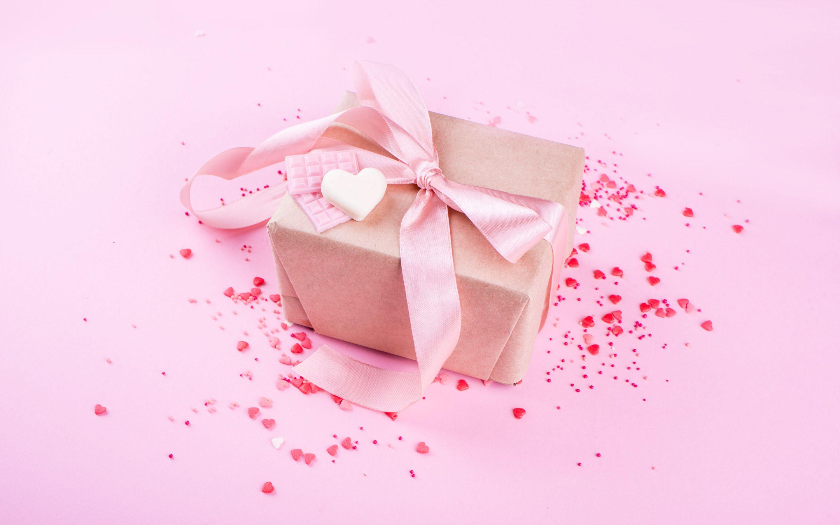 2880x1800 Download wallpaper gift box with pink .