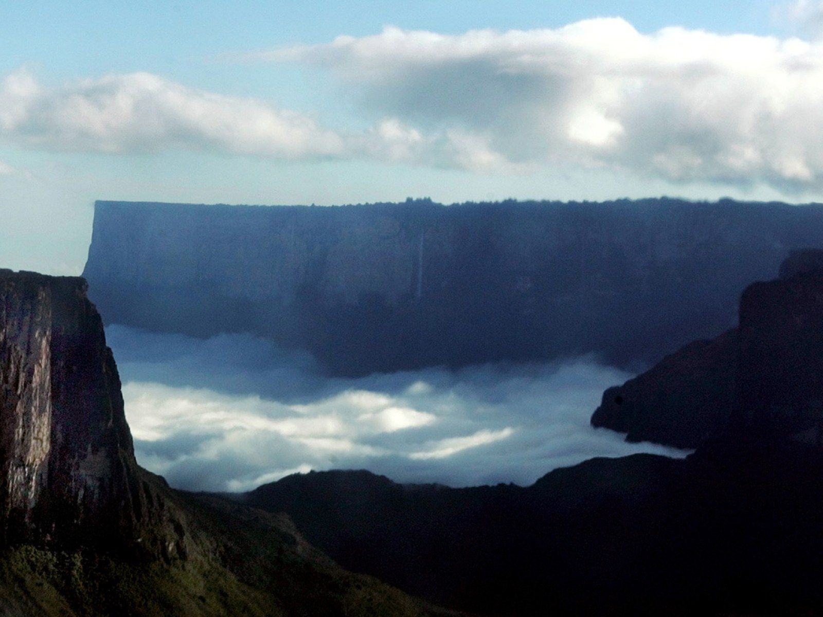 1600x1200 Mount Roraima: Tourists Endanger Ecosystem Of Venezuela's Flat Topped 'Lost World' Mountain