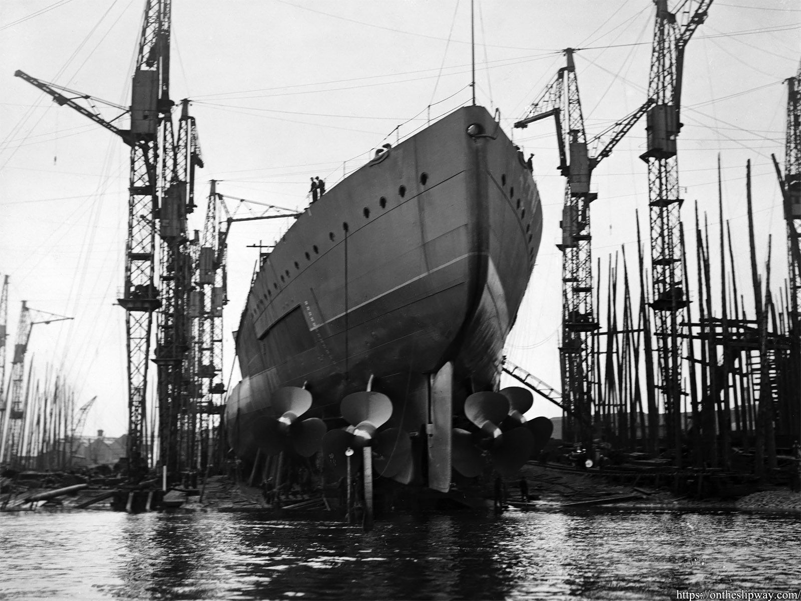 1600x1200 The launch of HMS Hood
