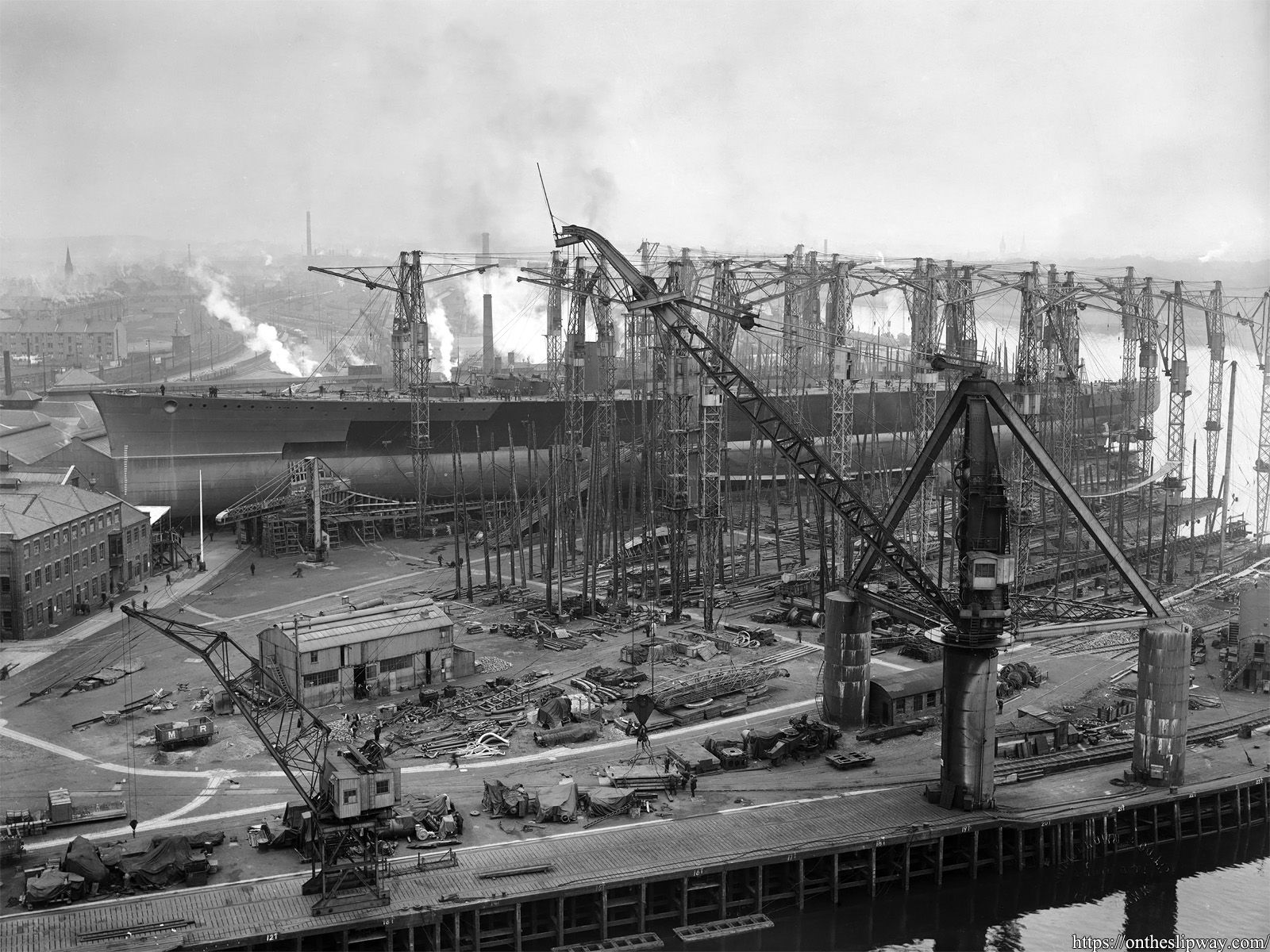 1600x1200 The launch of HMS Hood