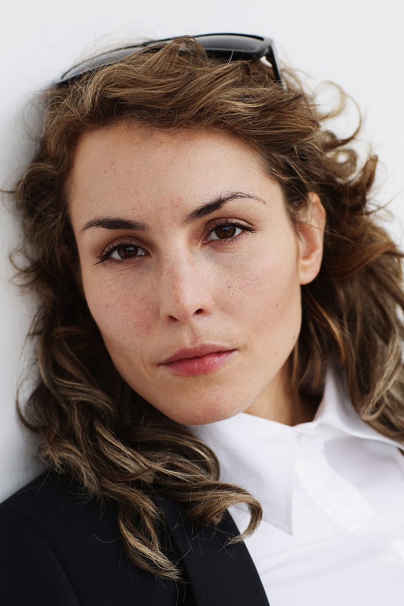 800x1200 Noomi Rapace, actress, brunette, brown eyes, red lipstick, sunglasses, HD phone wallpaper
