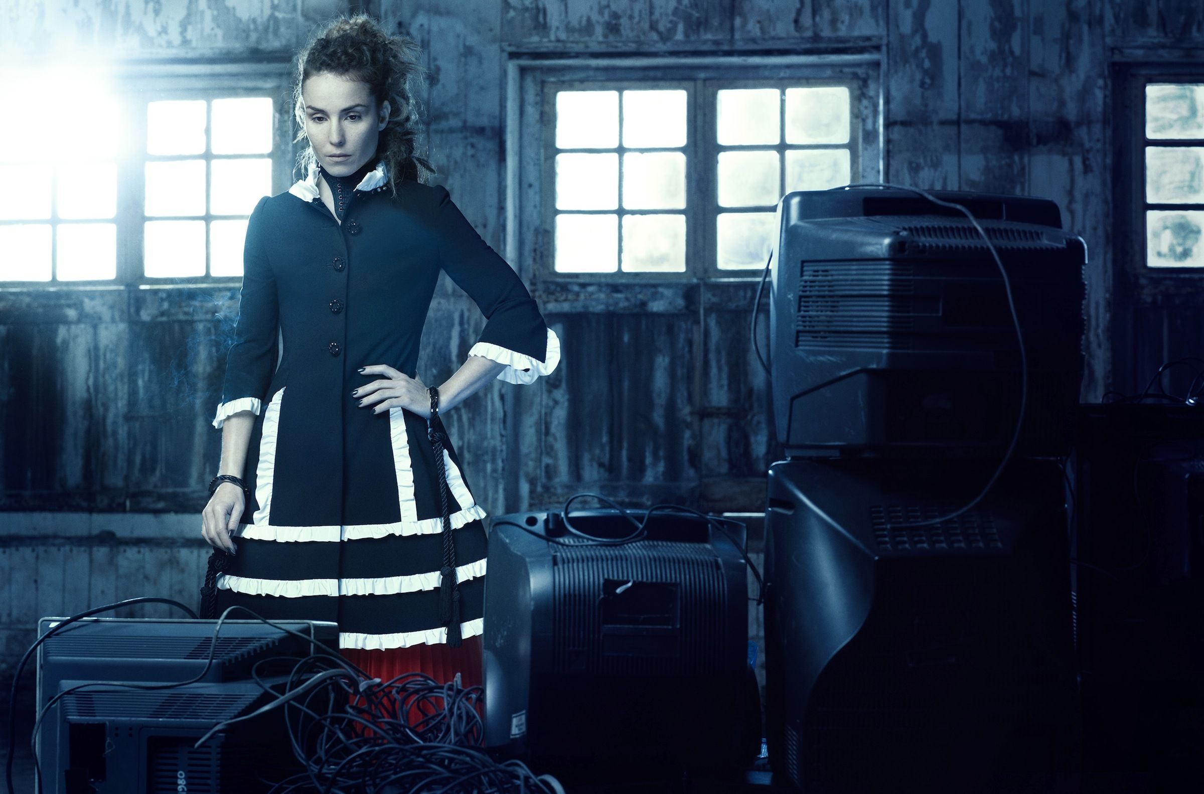 2400x1583 Wallpaper TV, room, light, actress, Noomi Rapace, Noomi Rapace, window for mobile and desktop, section девушки, resolution 2400x1583