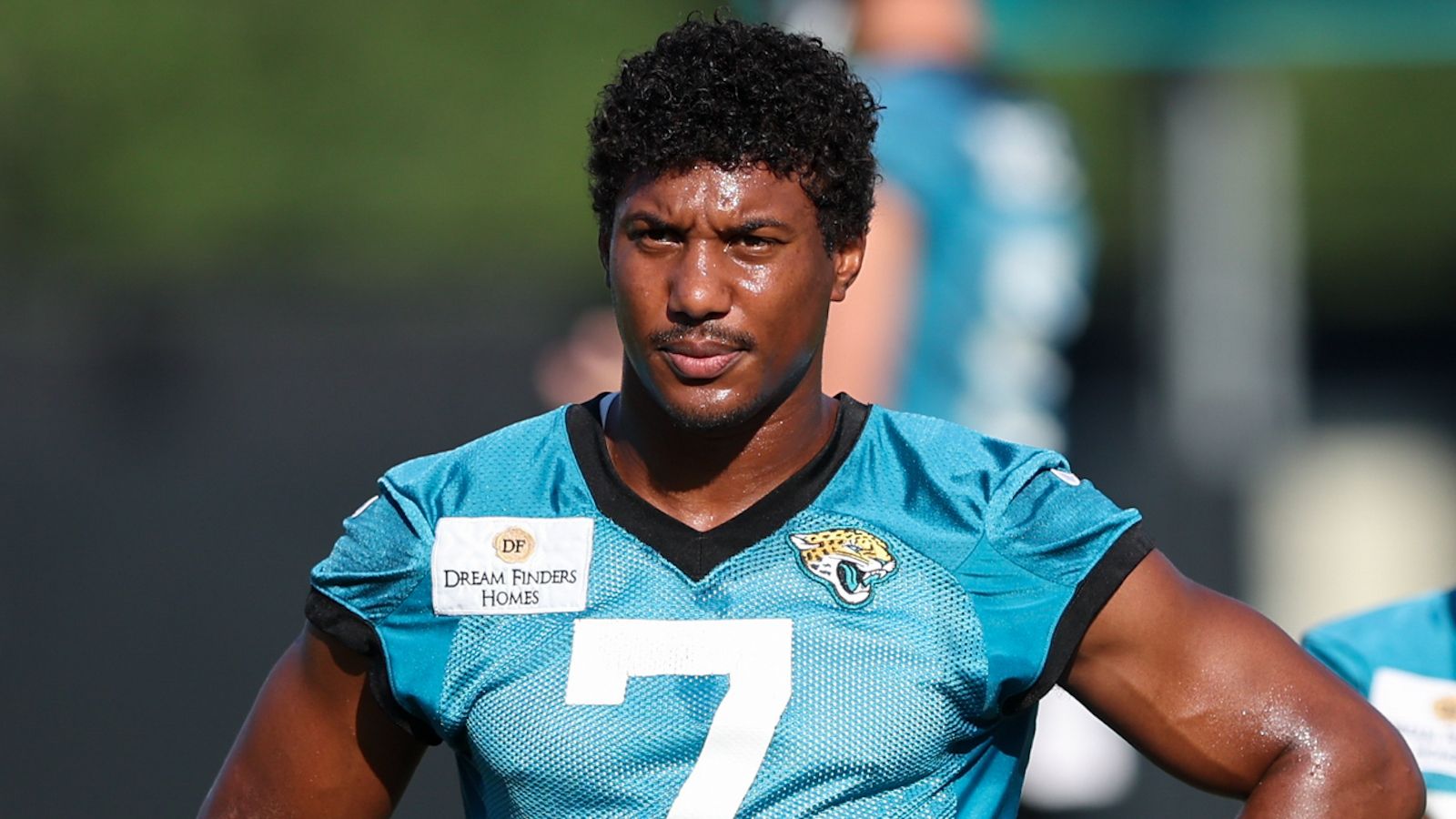 1600x900 Zay Jones agrees to sign with NFC West team