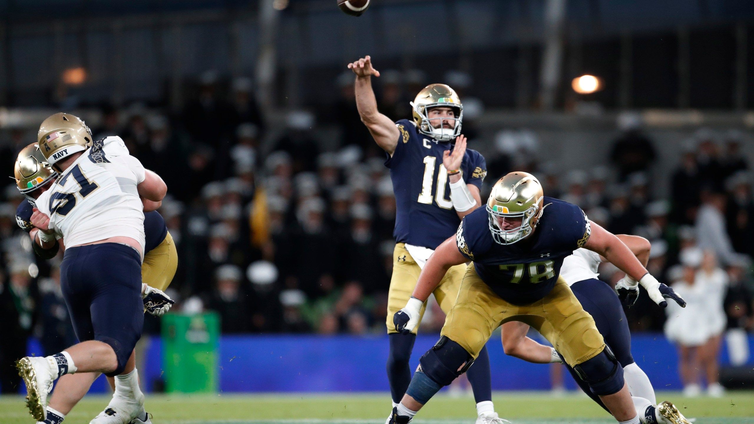 2560x1440 Hartman Throws 4 TD Passes As No. 13 Notre Dame Opens With A 42 3 Win Over Navy In Ireland
