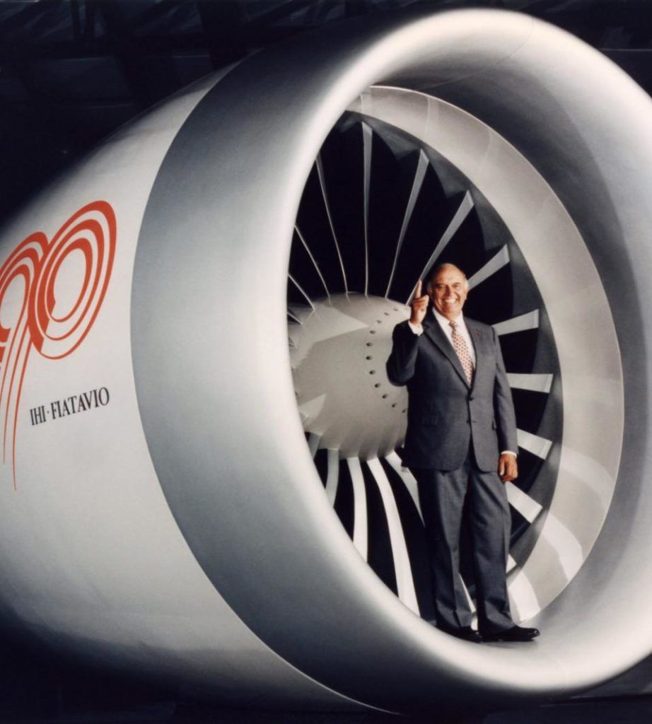 922x1024 17 1995: The GE90 Engine Enters Service