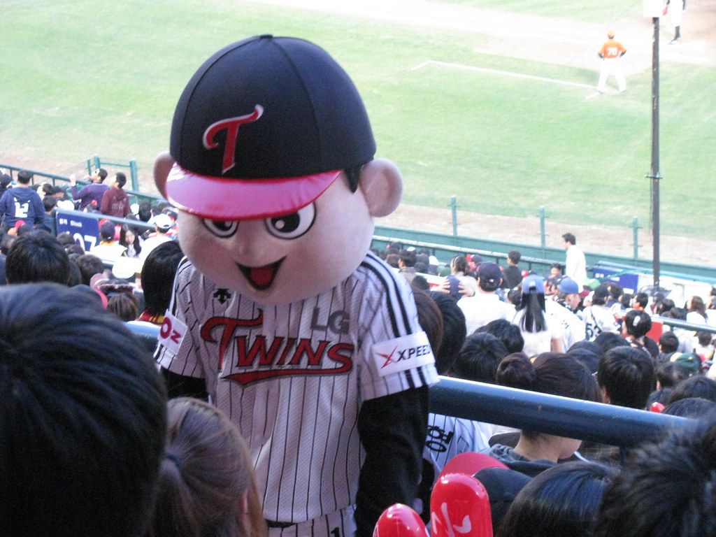1024x768 LG Twins Mascot