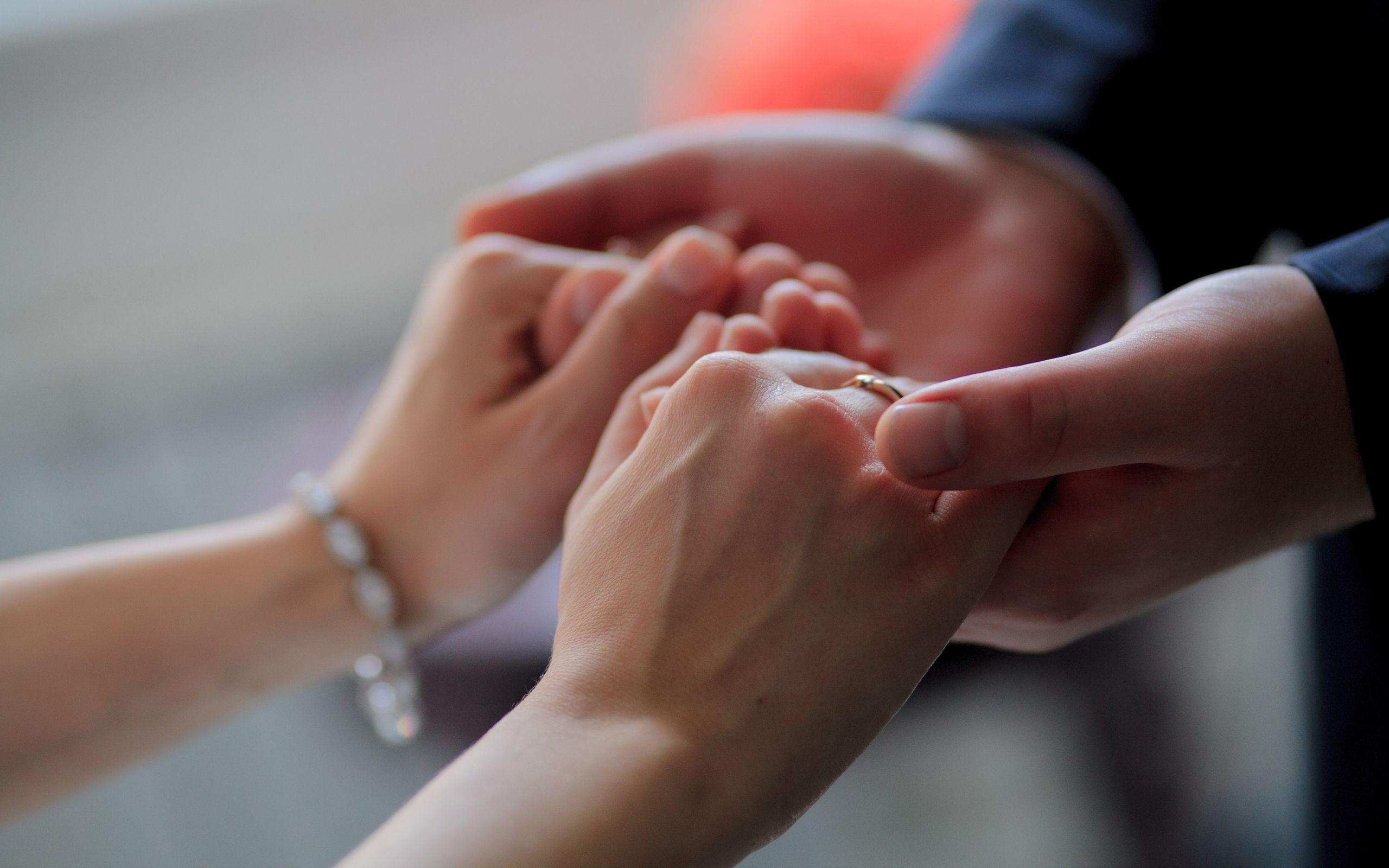 2560x1600 Love Couple Holding Hands .