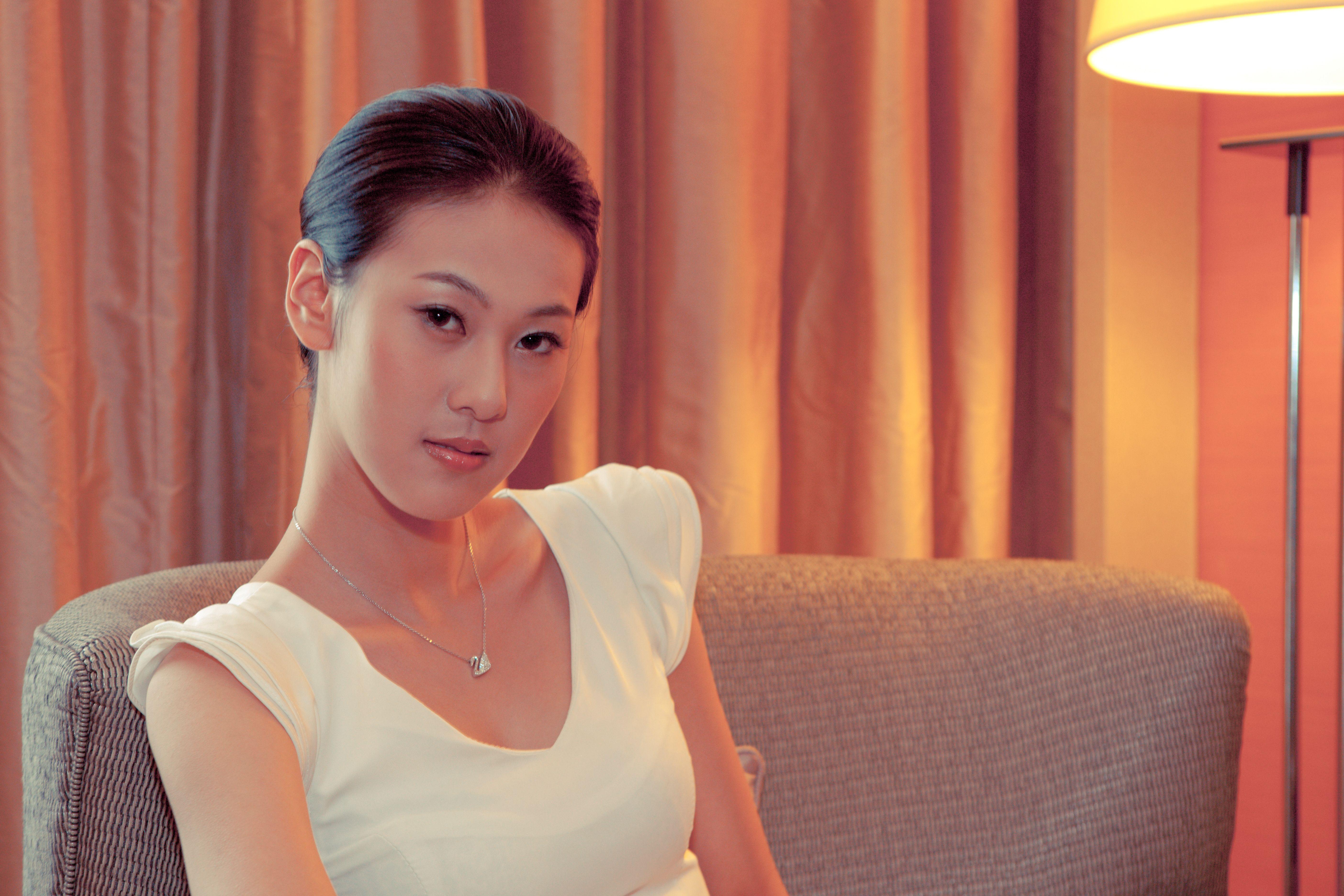 5616x3744 Chinese model sitting and mysteriously