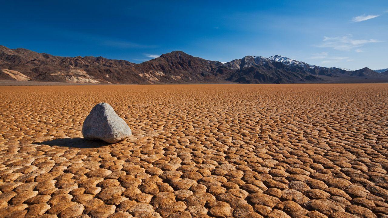 1280x720 Wallpaper desert, drought, dead lake .