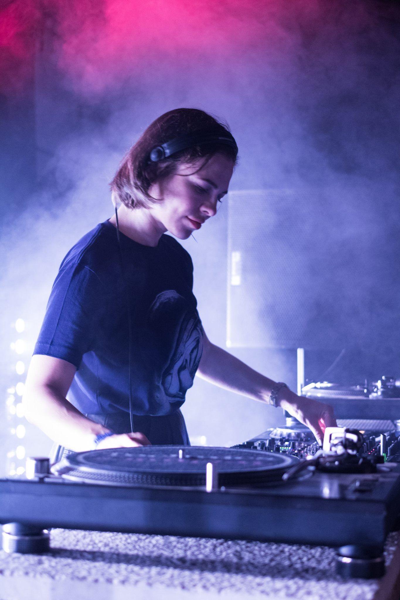 1365x2048 Nina Kraviz