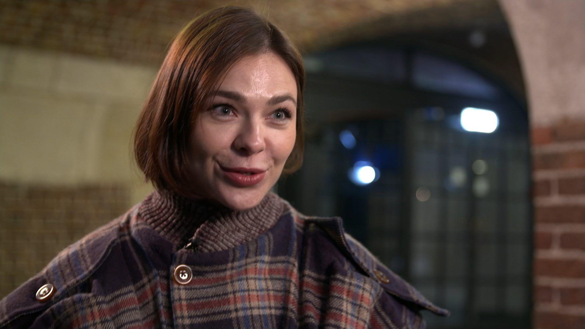 1920x1080 Siberian DJ Nina Kraviz reflects