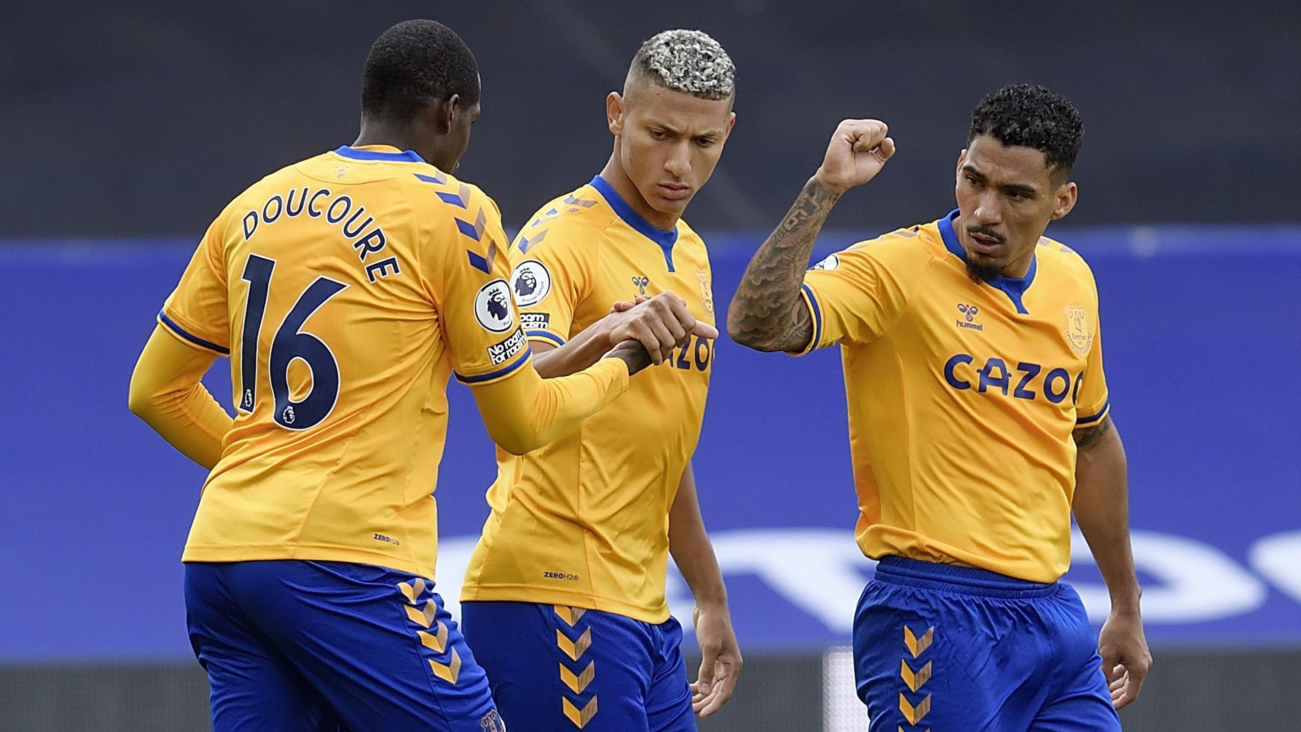 2560x1440 Richarlison penalty earns Everton win .