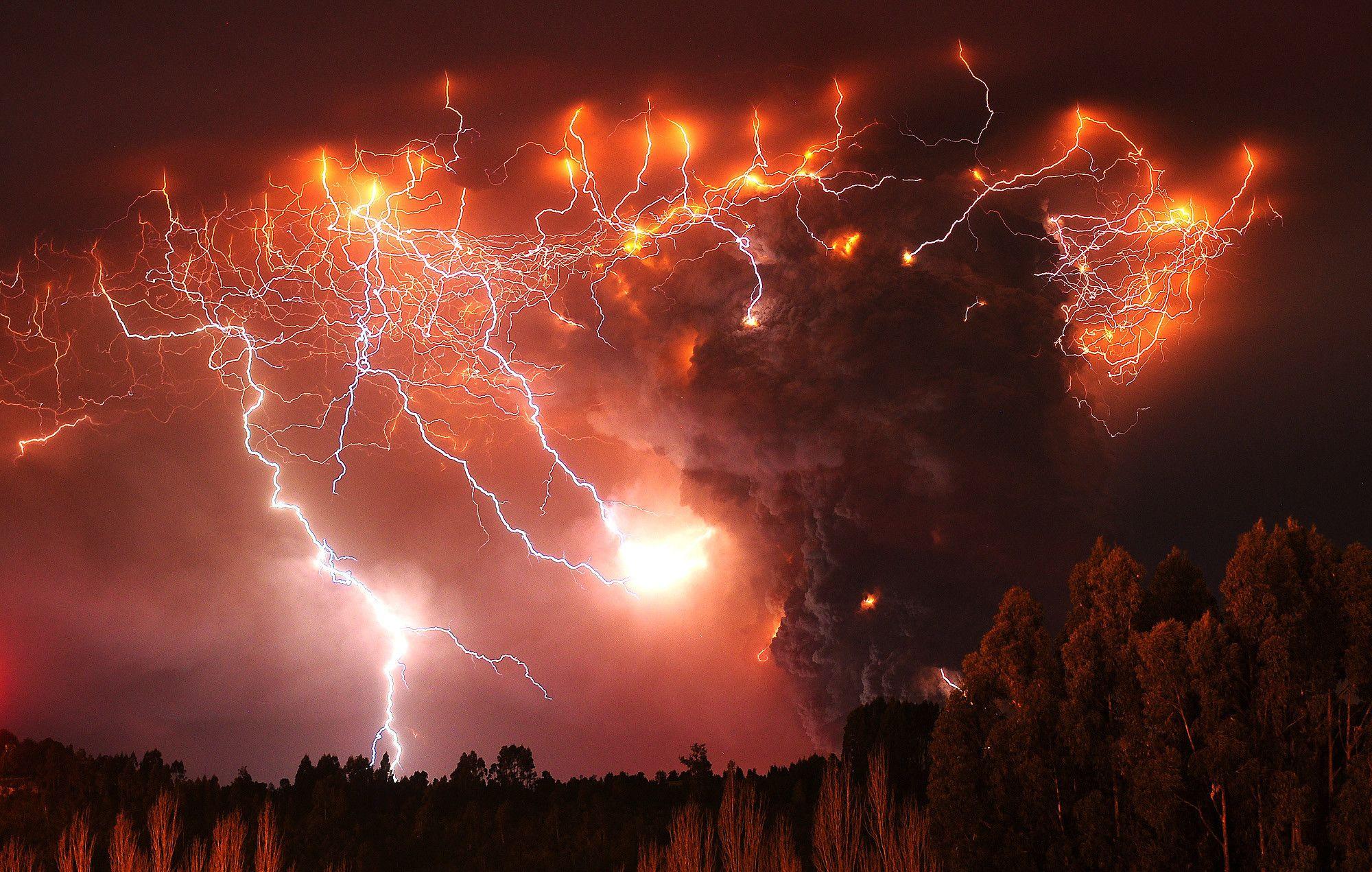 2000x1271 Lightning Storm Near Volcano Lightning .itl.cat