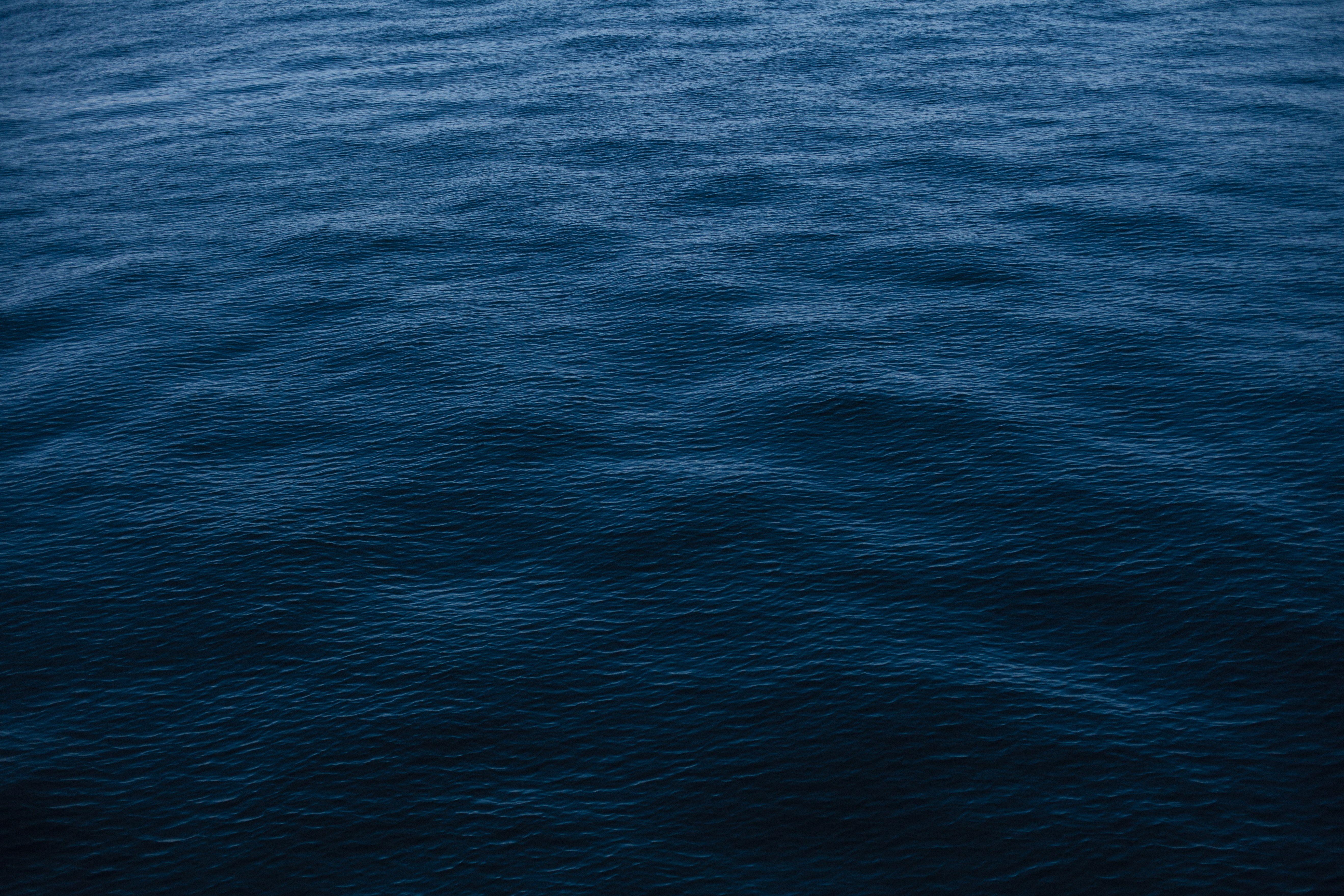 Картинка вода 4. Темные воды. Темное море. Синее море. Морская гладь.